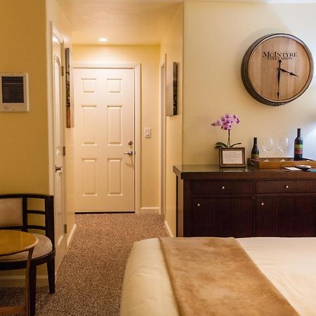The Vendange Carmel Inn & Suites Exterior photo