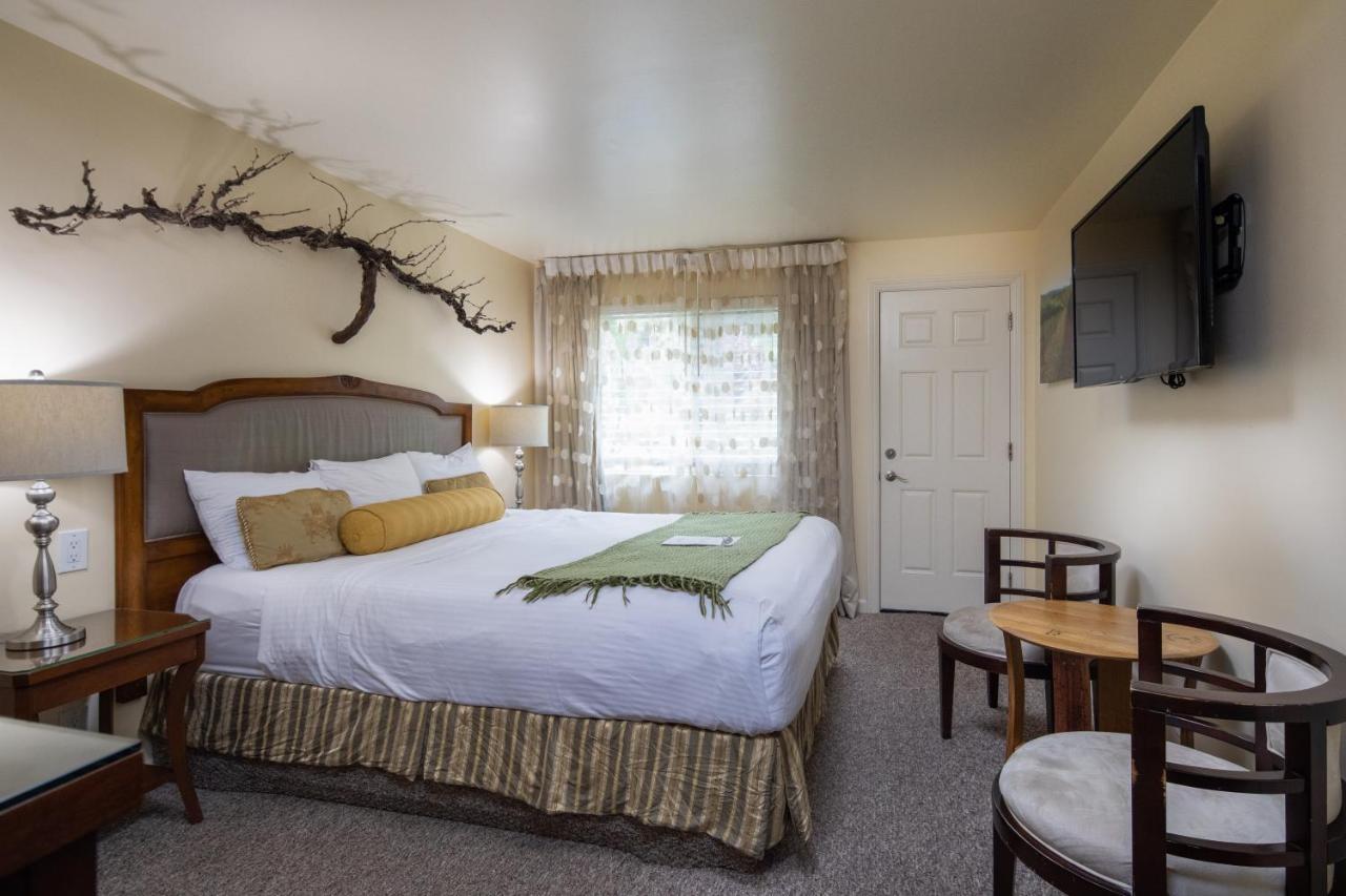 The Vendange Carmel Inn & Suites Exterior photo
