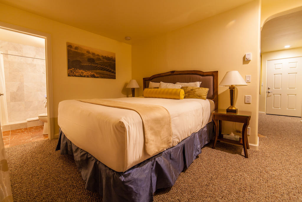 The Vendange Carmel Inn & Suites Room photo