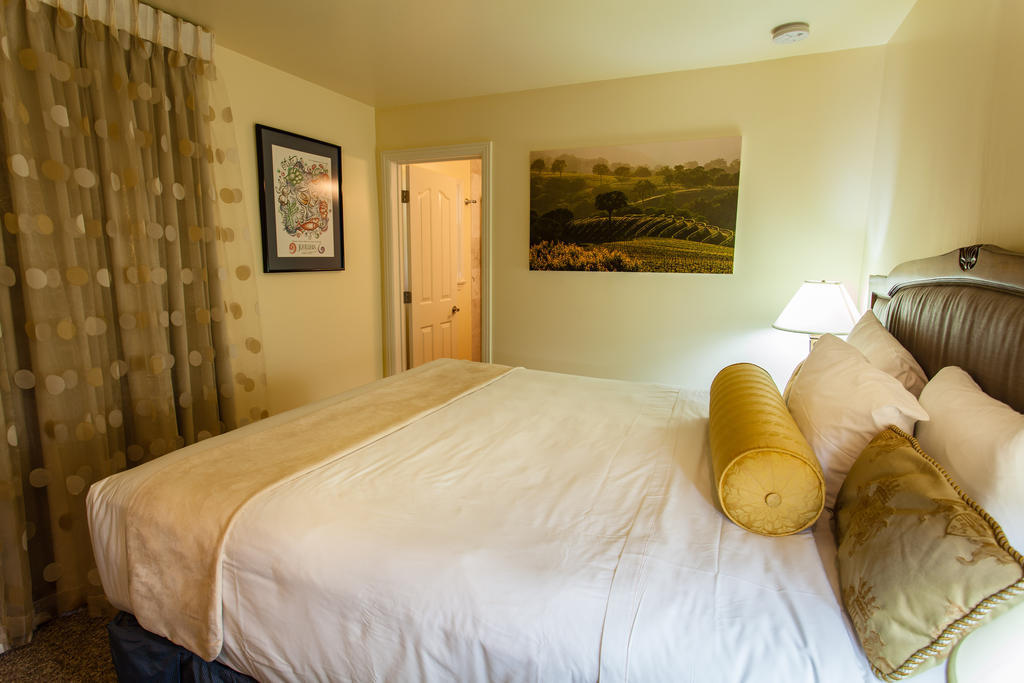The Vendange Carmel Inn & Suites Room photo