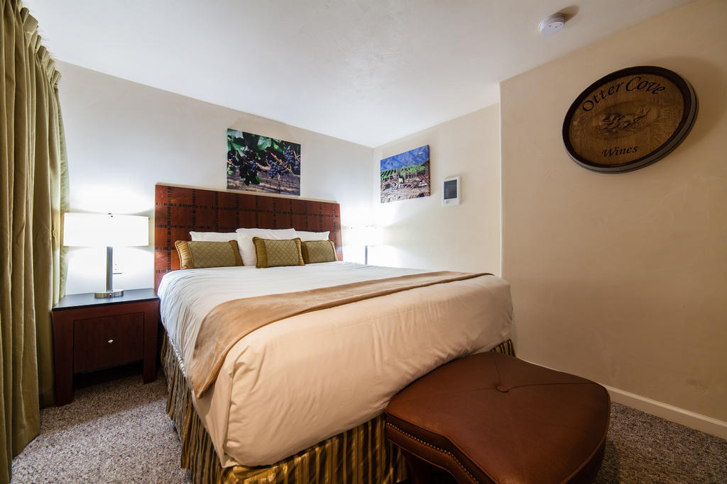 The Vendange Carmel Inn & Suites Room photo