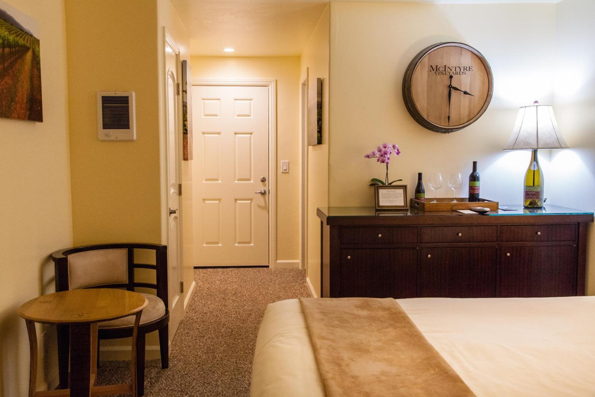 The Vendange Carmel Inn & Suites Exterior photo