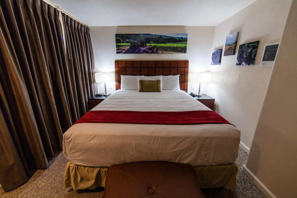 The Vendange Carmel Inn & Suites Room photo
