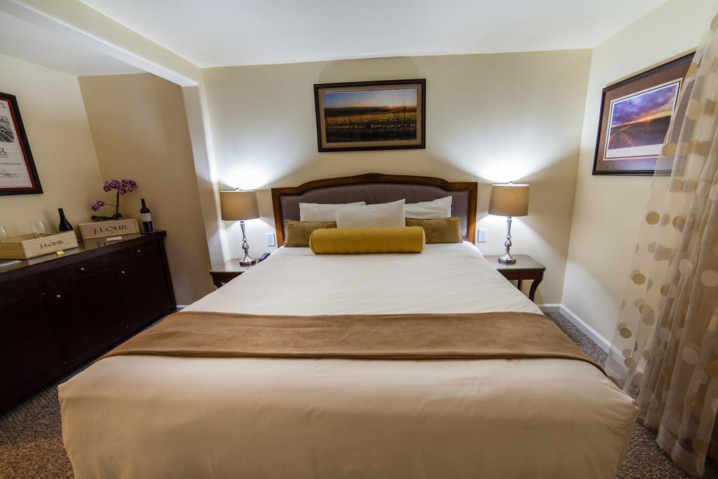 The Vendange Carmel Inn & Suites Room photo