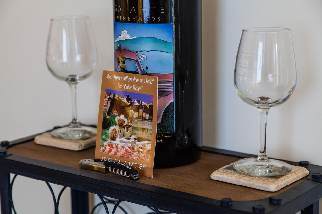 The Vendange Carmel Inn & Suites Room photo