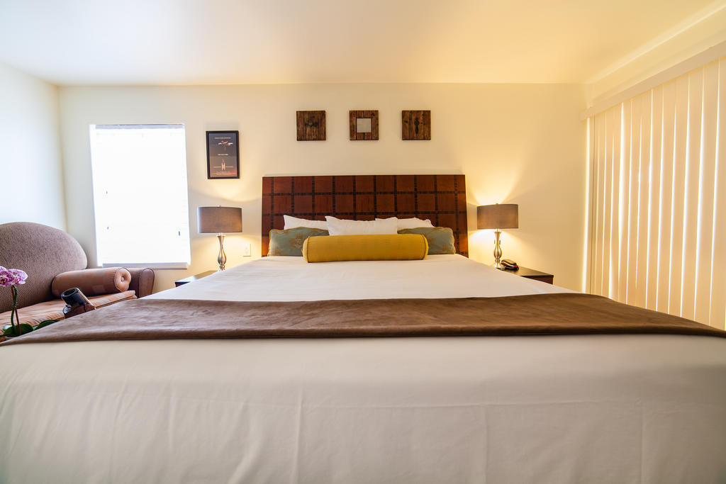 The Vendange Carmel Inn & Suites Room photo