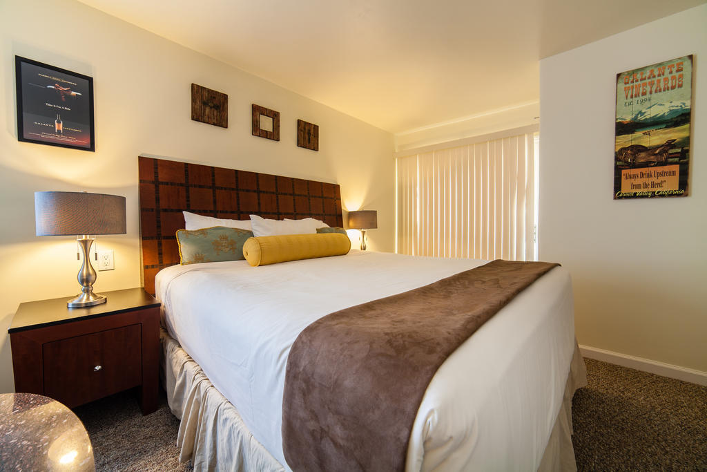 The Vendange Carmel Inn & Suites Room photo