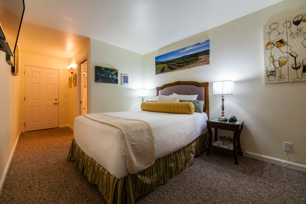 The Vendange Carmel Inn & Suites Room photo