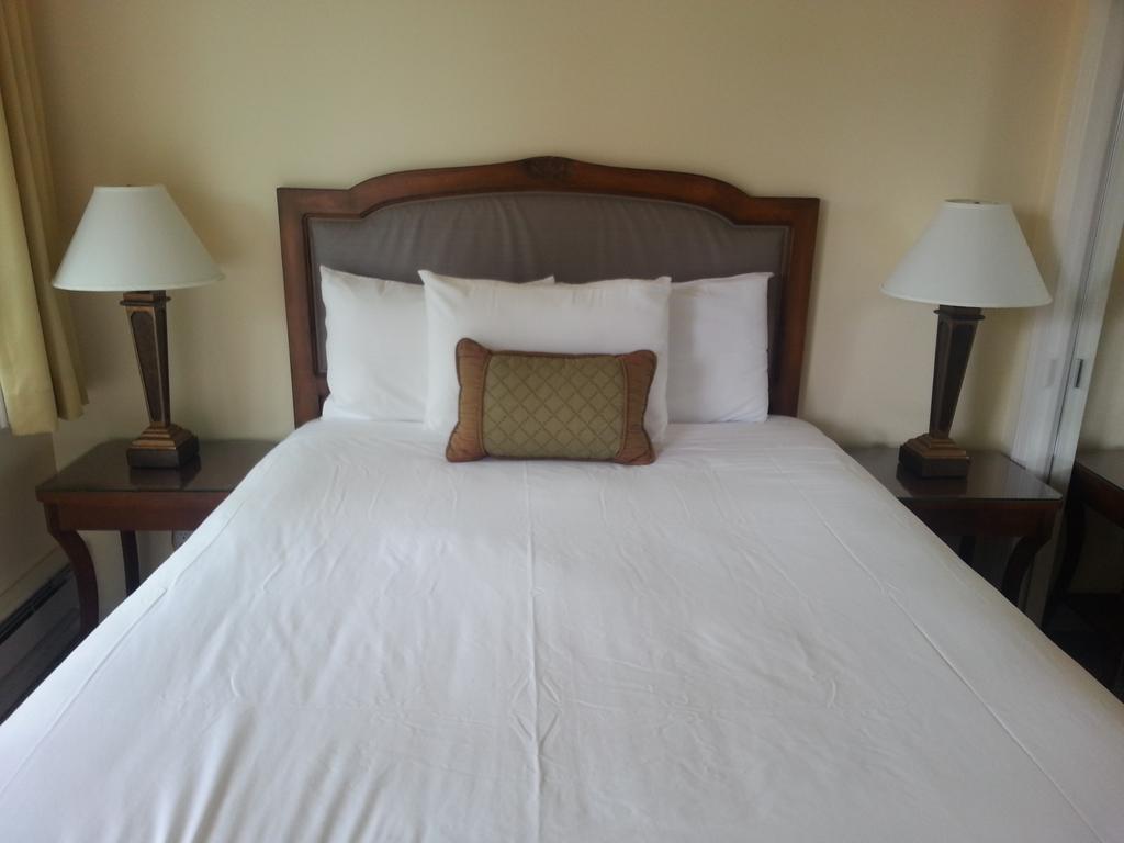 The Vendange Carmel Inn & Suites Room photo