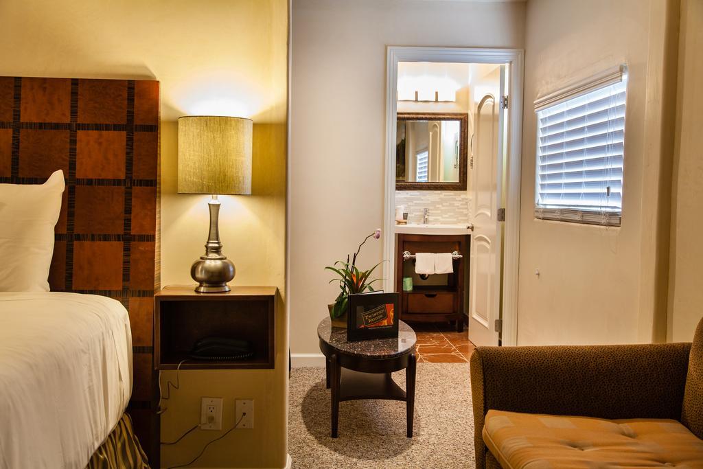 The Vendange Carmel Inn & Suites Room photo
